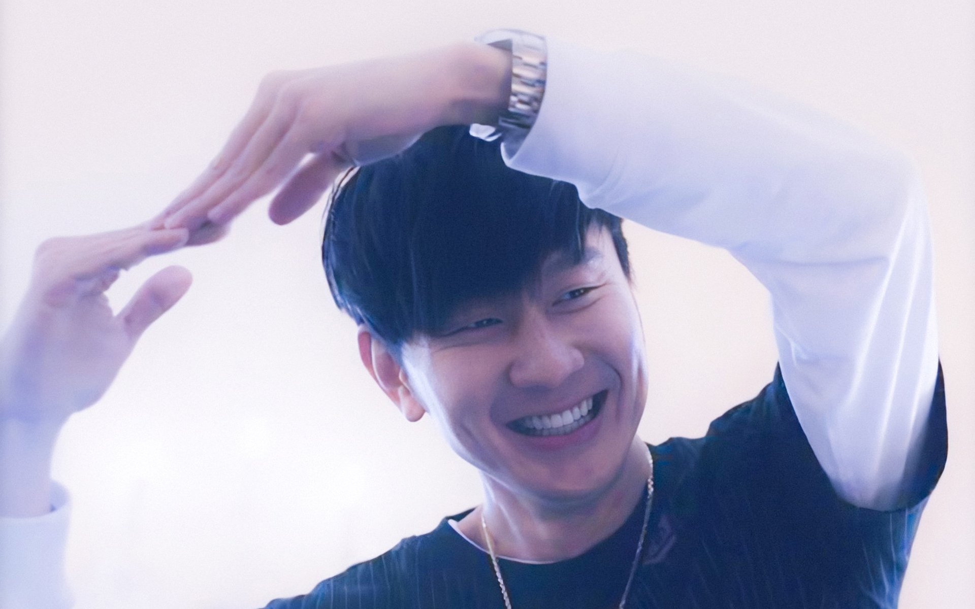 新西兰全黑队全员参与防守,形成强大防线,新西兰队长